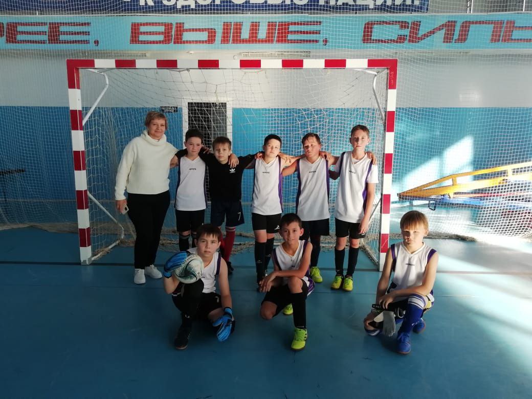 Самые юные футболисты СОШ 8 приняли активное участие в первенстве по мини- футболу.
