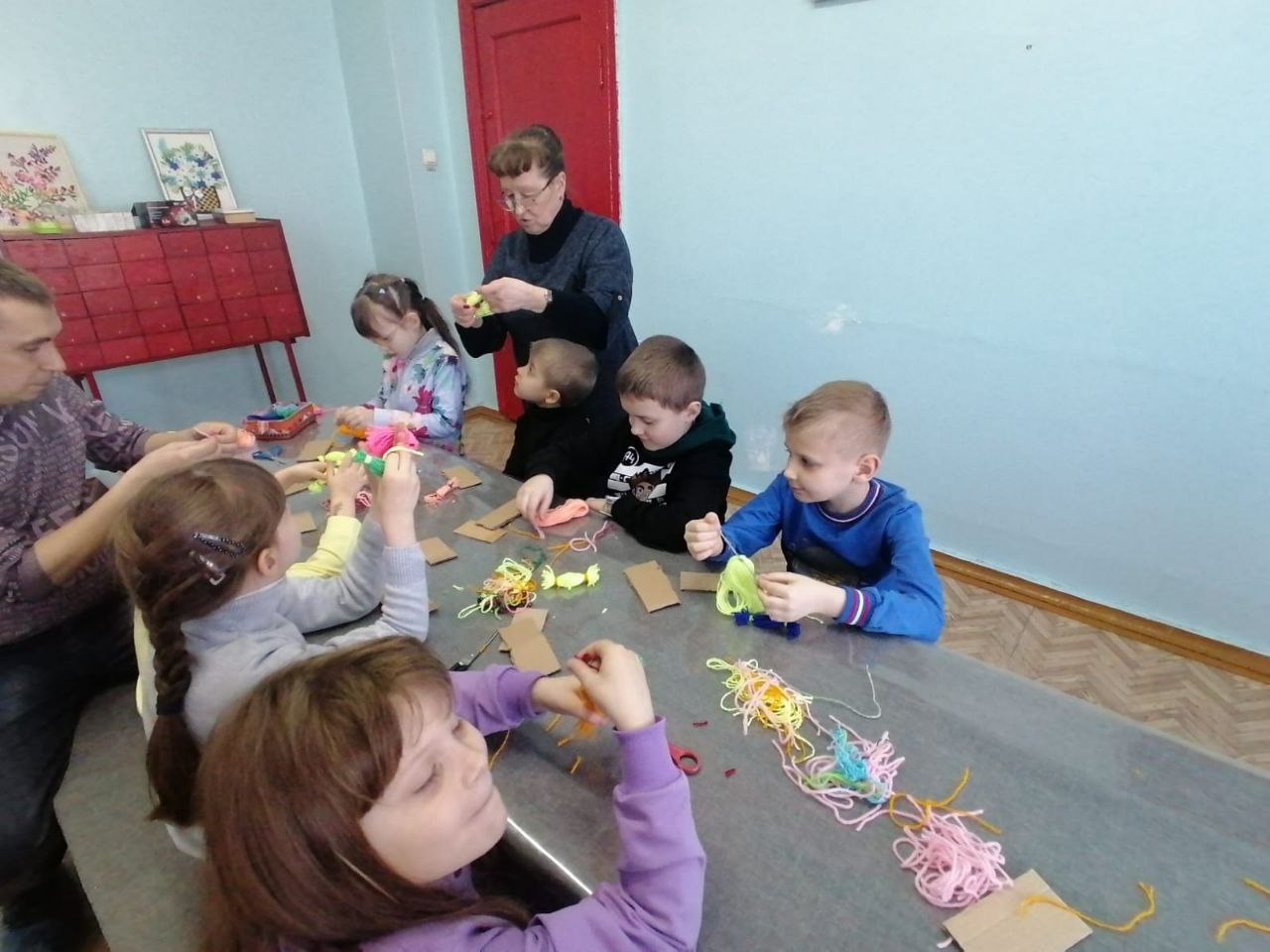 28 марта учащиеся 1 б класса посетили мастер класс в ГКЦ по изготовлению кукол из ниток.