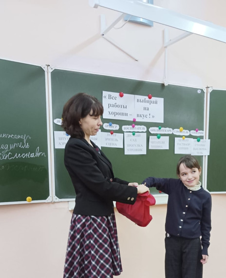 В рамках недели профориентации во 2а классе был проведён классный час на тему: " Все работы хороши - выбирай на вкус!".