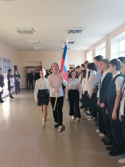 Новая учебная неделя в МАОУ "СОШ 8" началась с традиционной торжественной линейки.