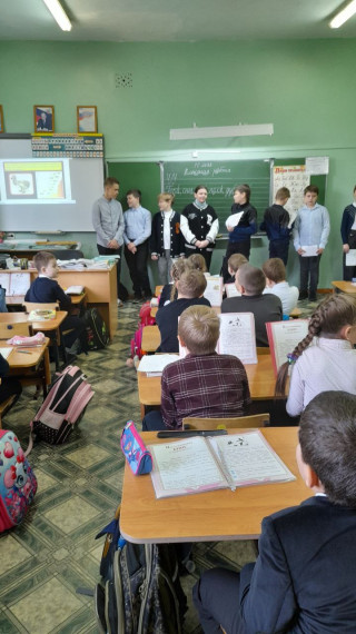 Пятиклассники приготовили плакаты, призывающие к бережному отношению к природе.