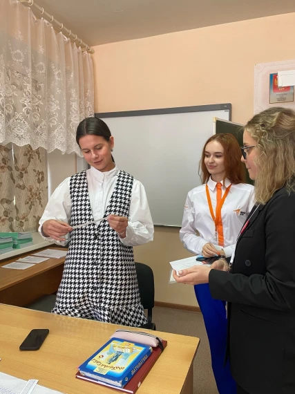 Ребята из школьного медиацентра готовят интервью ко Дню учителя.