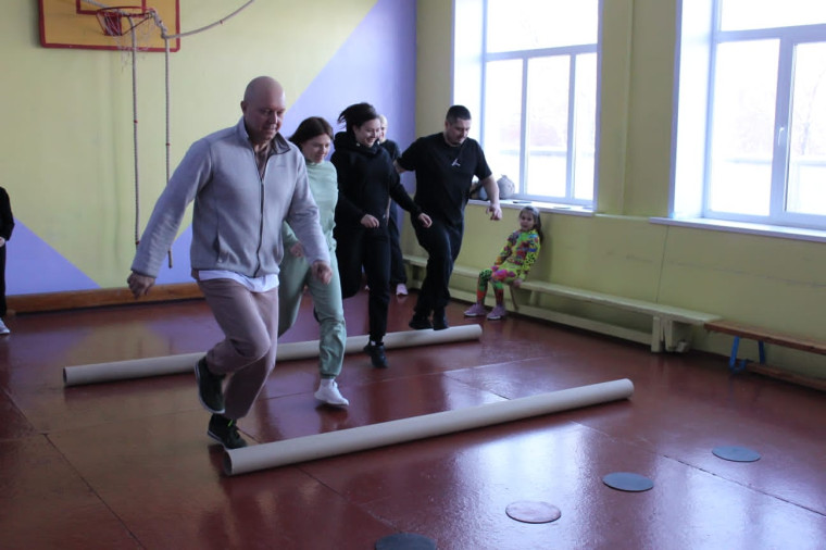 В 1а классе было проведено зимнее спортивное мероприятие для детей и их родителей под названием «Богатыри-славные защитники земель русских».