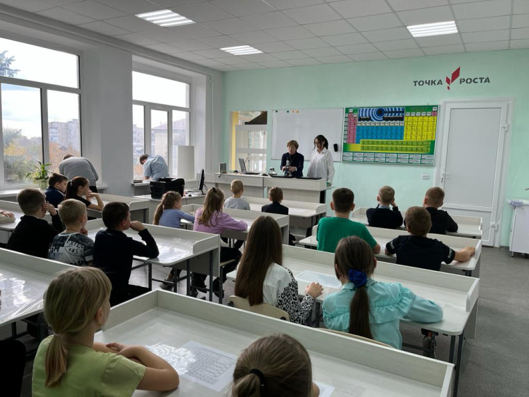 в Точке роста по биологии было проведено практическое занятие для учащихся 2-3 классов о свойствах воды, о трех ее состояниях.